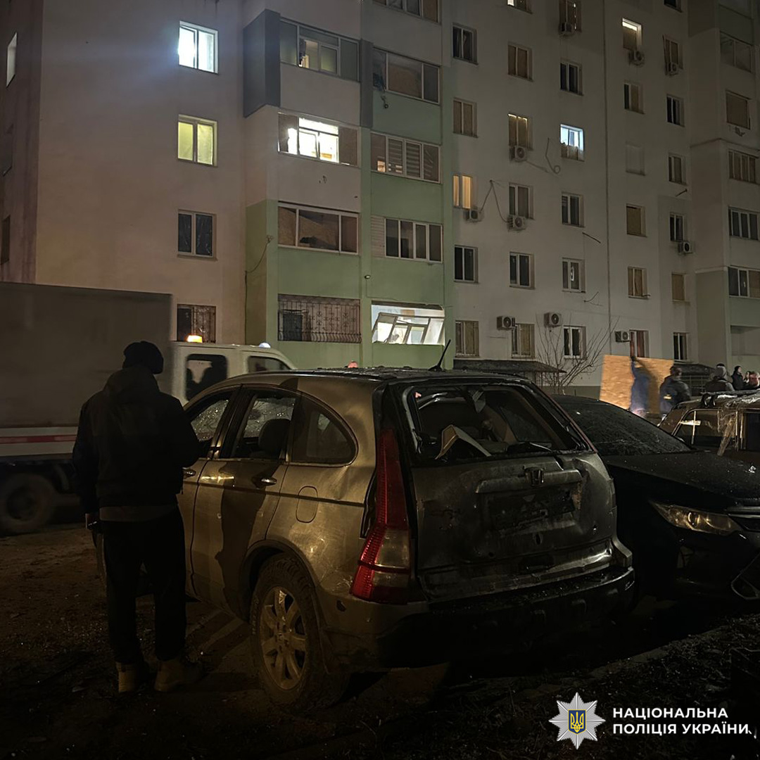 Поліція документує наслідки обстрілу Харкова, внаслідок якого постраждали четверо людей