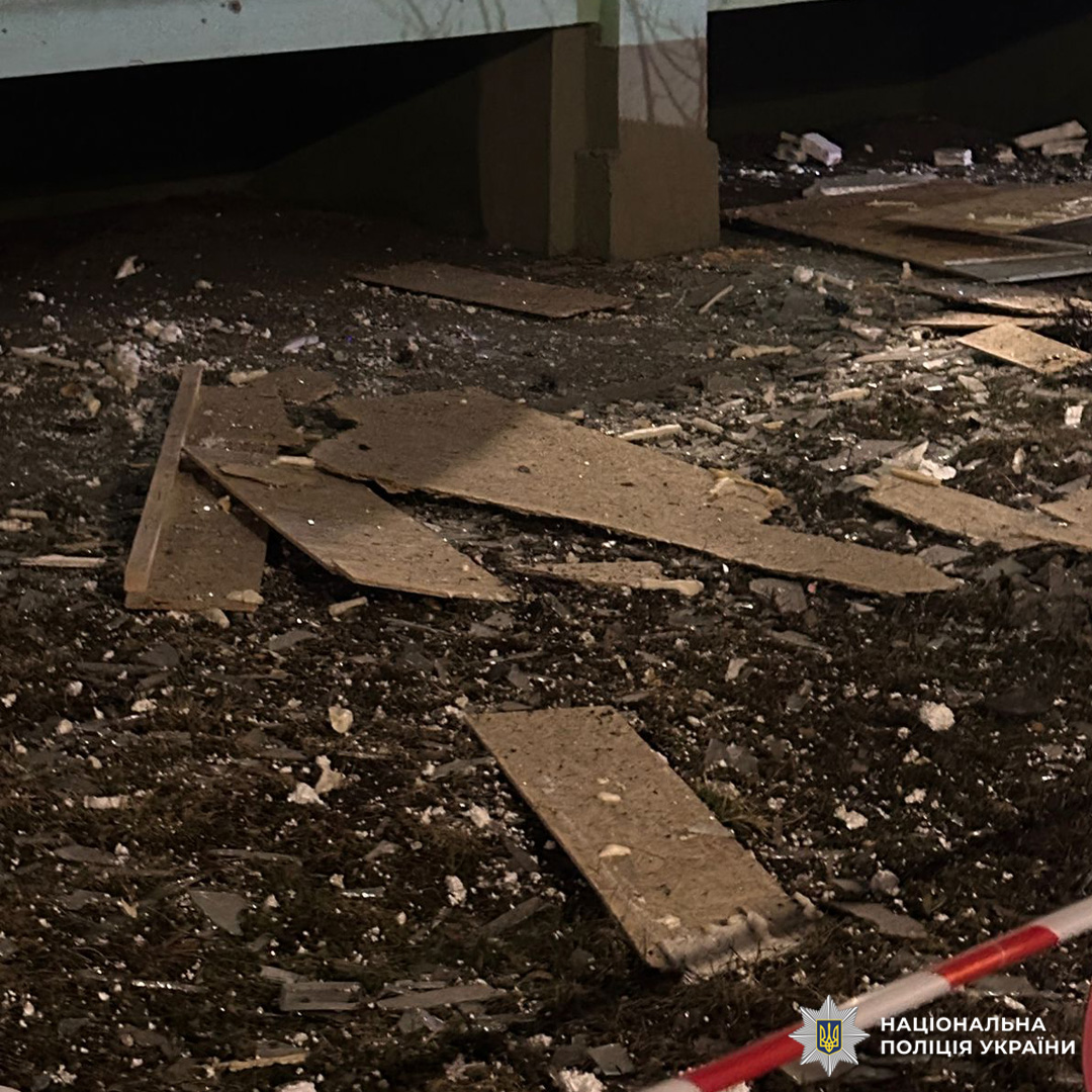 Поліція документує наслідки обстрілу Харкова, внаслідок якого постраждали четверо людей