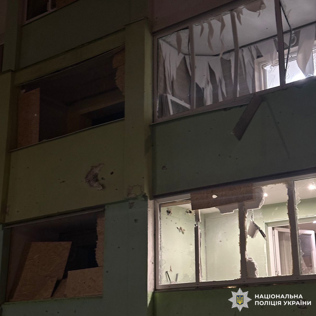 Поліція документує наслідки обстрілу Харкова, внаслідок якого постраждали четверо людей