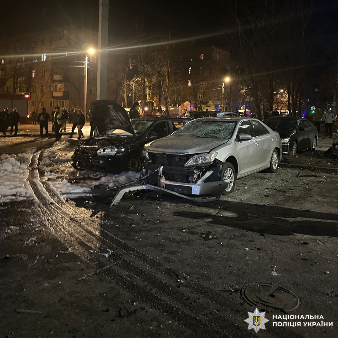 Поліція документує наслідки обстрілу Харкова, внаслідок якого постраждали четверо людей