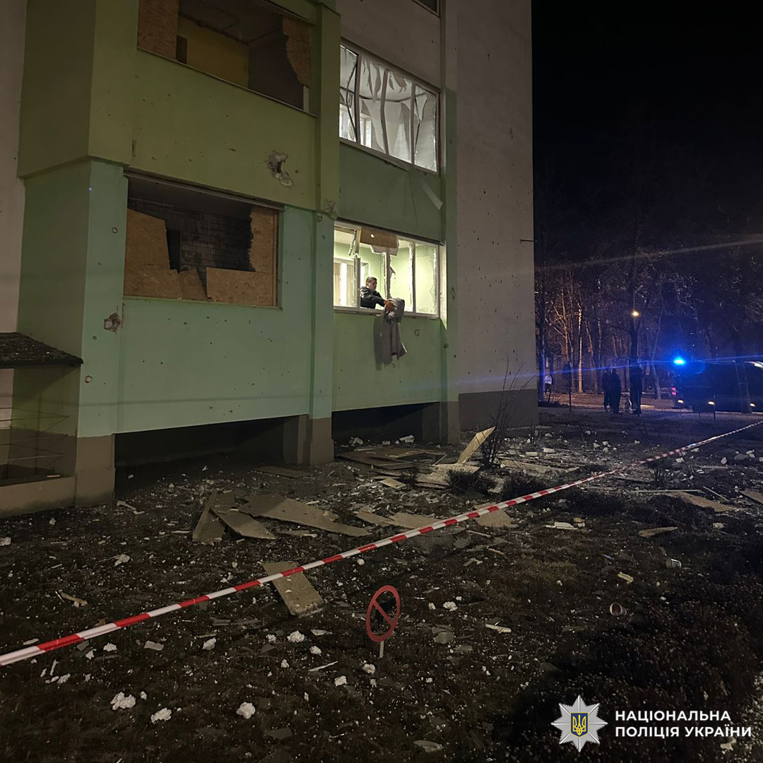 Поліція документує наслідки обстрілу Харкова, внаслідок якого постраждали четверо людей