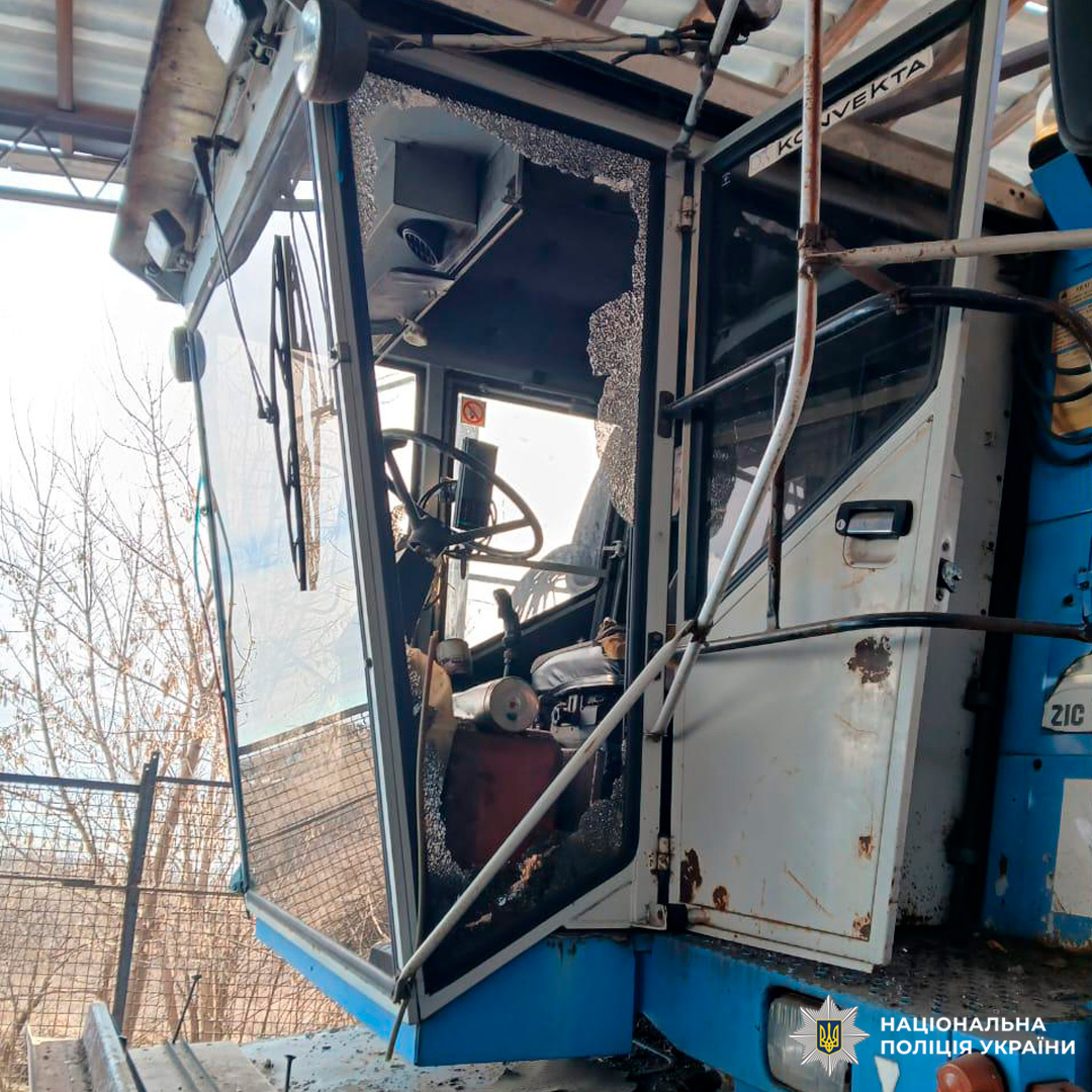 Механічні елементи та кермо всередині кабіни після руйнування.