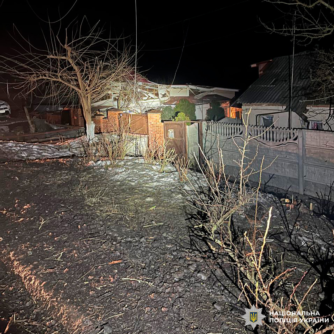 Пошкоджені житлові будинки та територія після вибуху, зафіксовано поліцією.