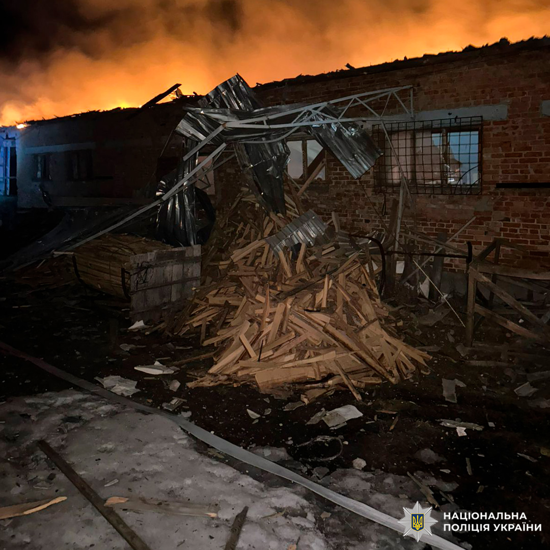 Зруйнована цегляна будівля з пошкодженим дахом та уламками конструкцій, зафіксовано поліцією.