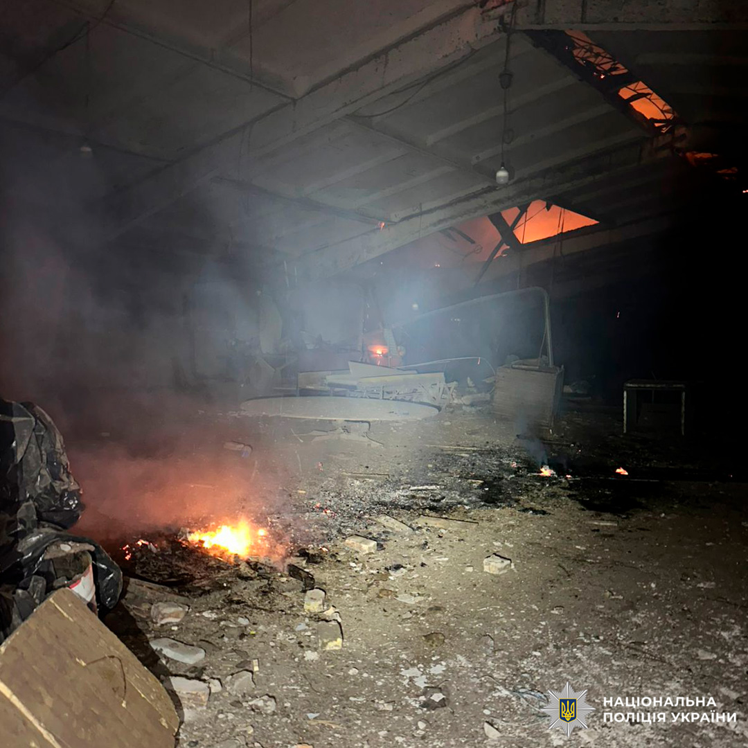 Частково обвалена стеля, сліди вогню та диму.