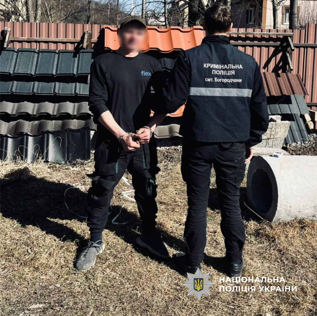 Поліцейські Івано-Франківщини оперативно встановили місцезнаходження викраденого транспортного засобу та затримали зловмисника, який підозрюється у незаконному заволодінні автомобілем. Слідчі повідомили фігуранту про підозру.