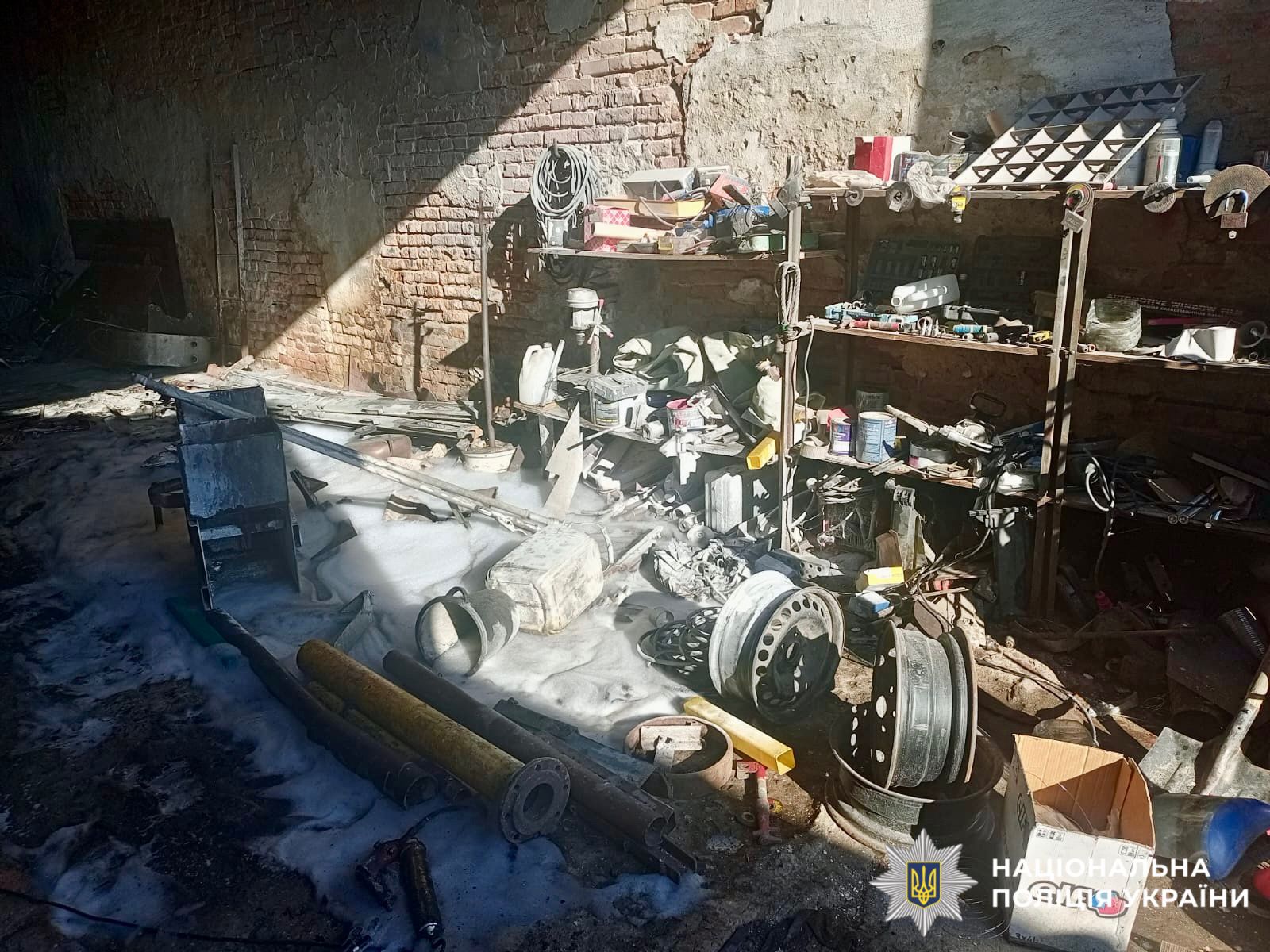 На фотографії зображено місце події, де чоловік отримав травмування.