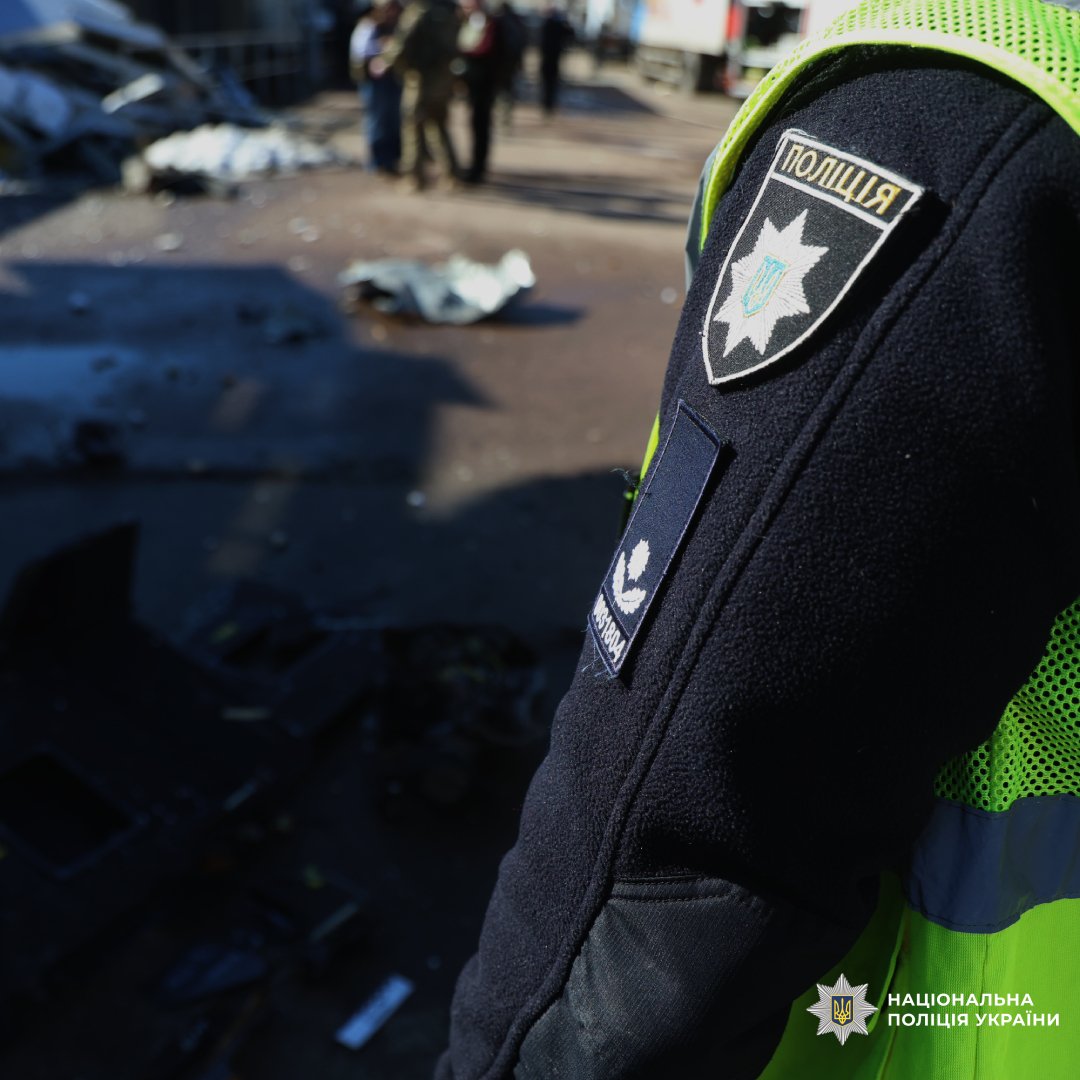 Є загиблі та постраждалі через ворожий удар по Харкову: поліція працює на місці влучання