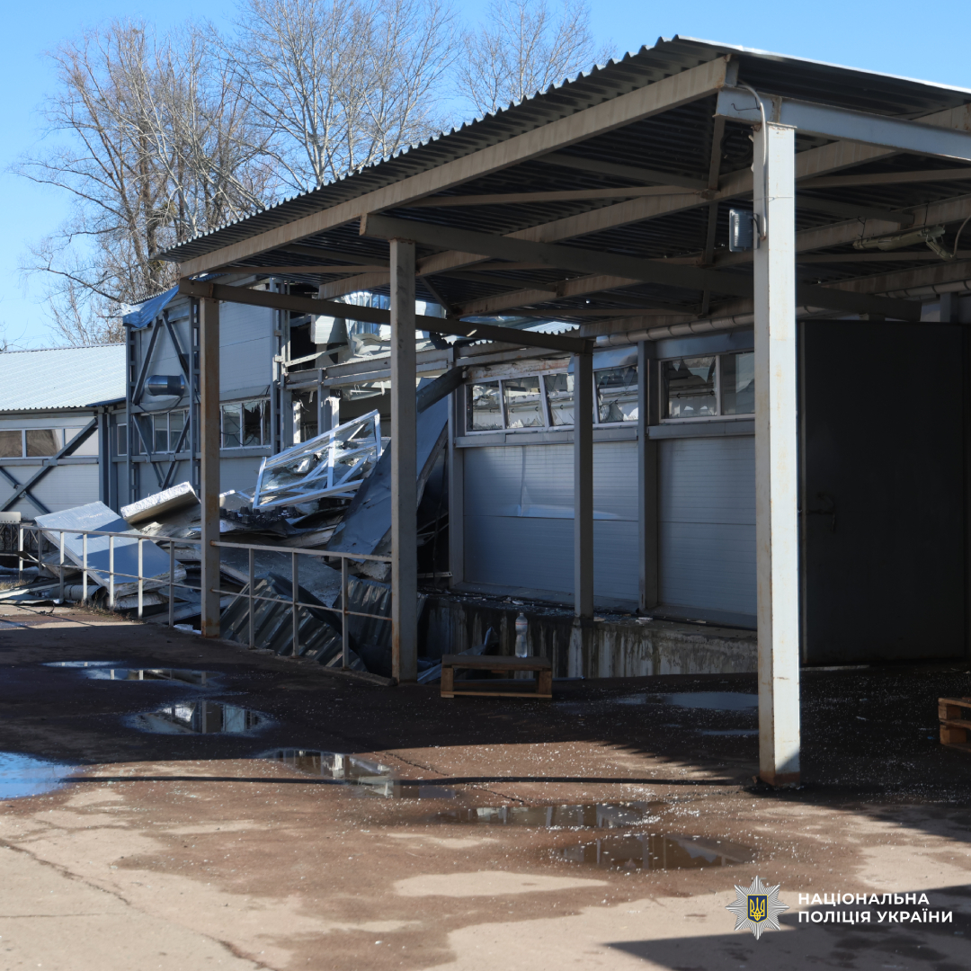 Є загиблі та постраждалі через ворожий удар по Харкову: поліція працює на місці влучання