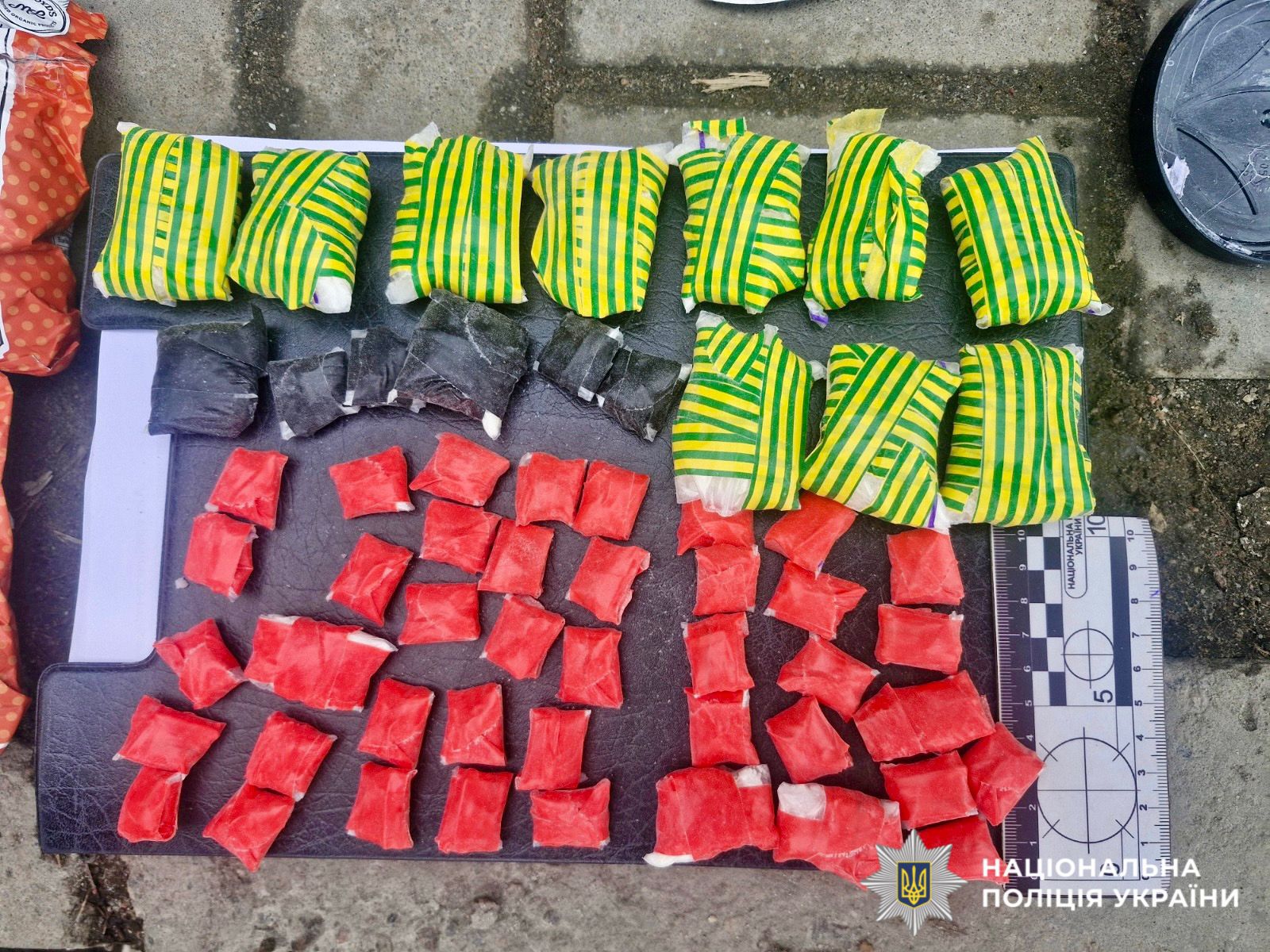 На фото зображені  психотропні речовини