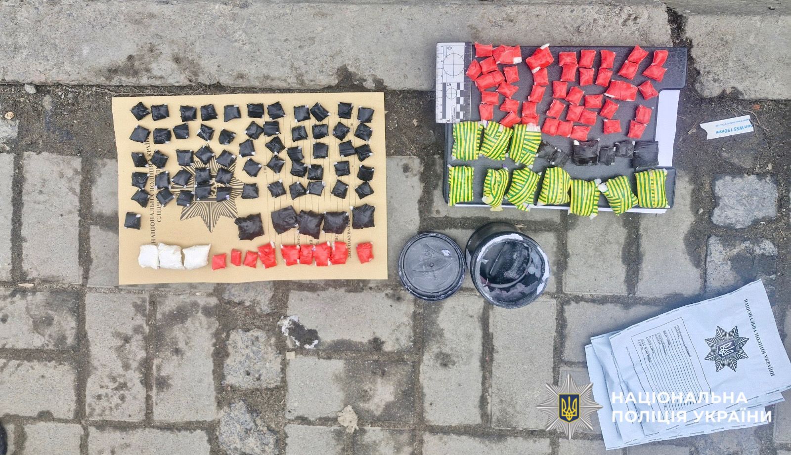 На фото зображені  психотропні речовини