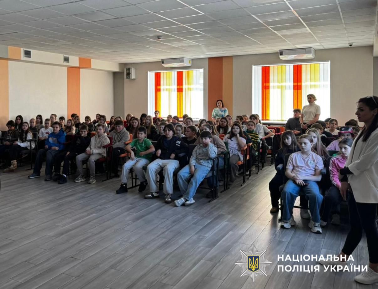 На фото зображено заняття з профілактики булінгу.