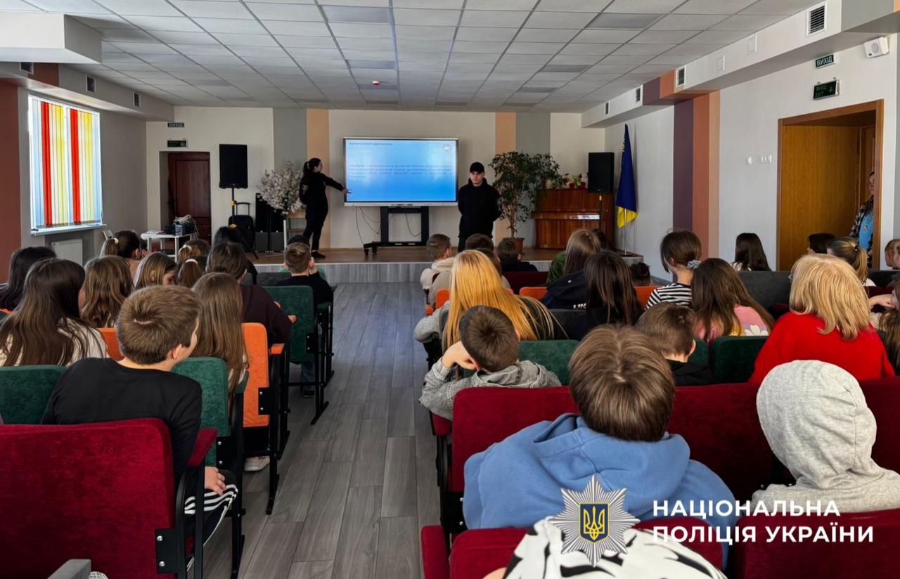 На фото зображено заняття з профілактики булінгу.