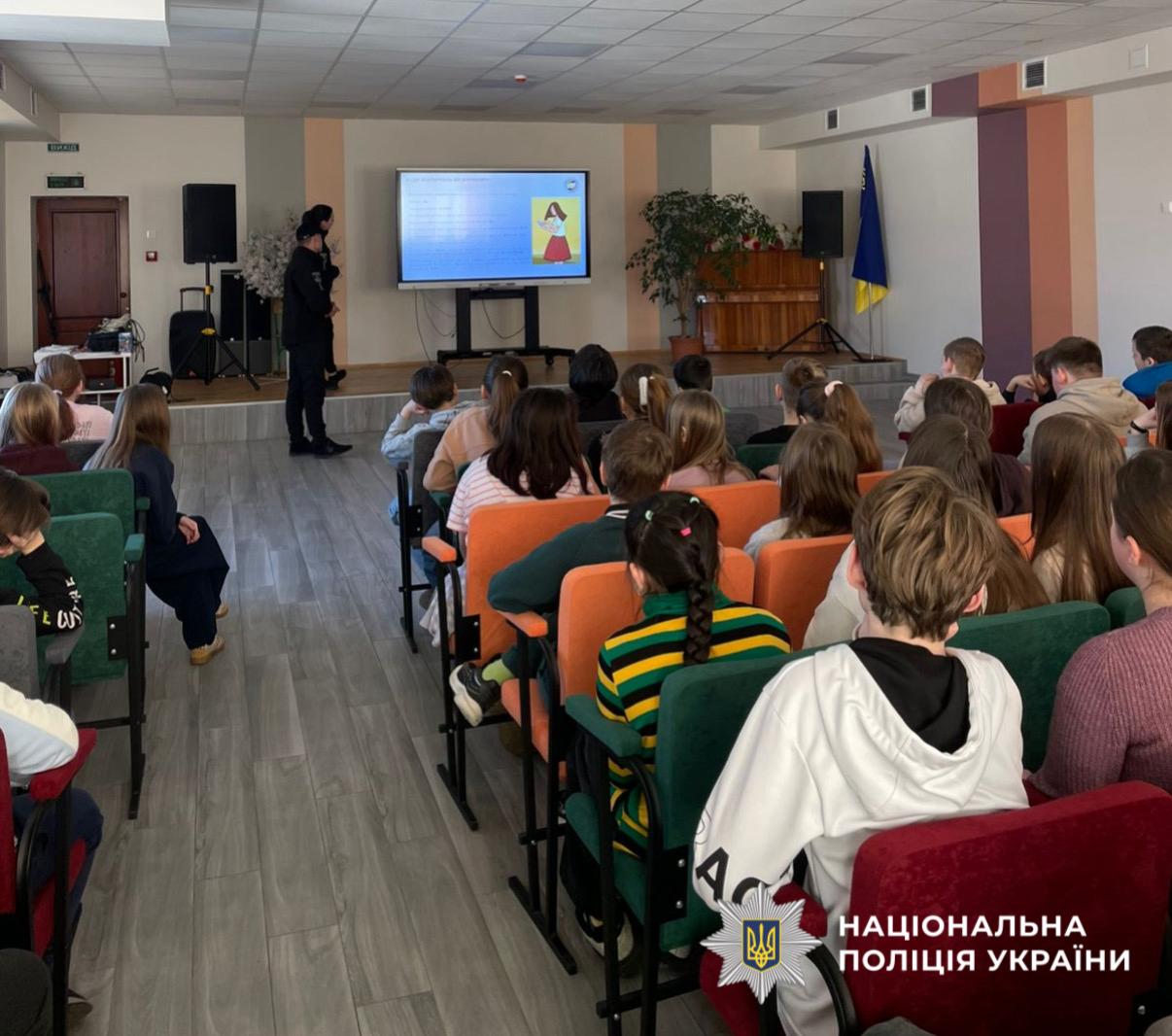 На фото зображено заняття з профілактики булінгу.