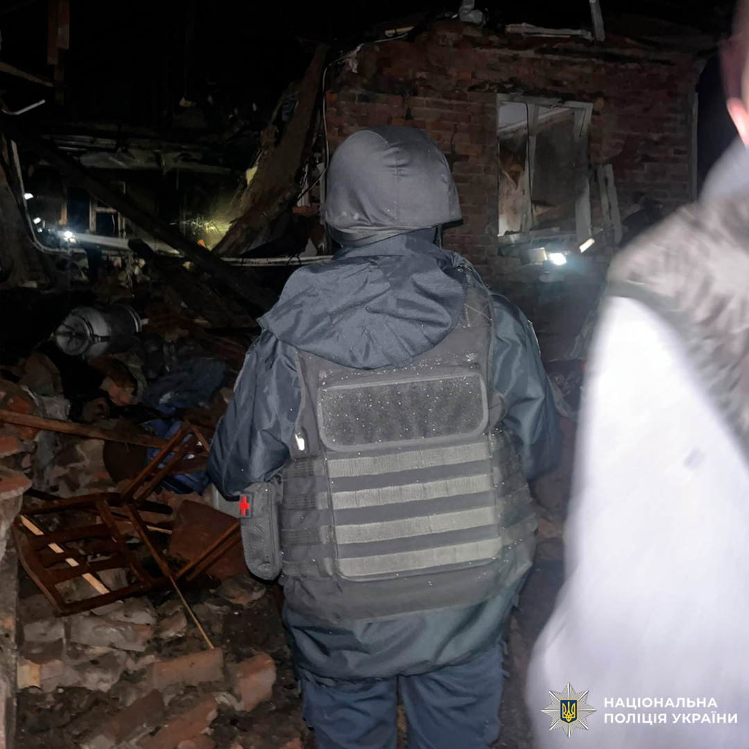 Поліцейські працюють серед уламків. Наслідки руйнувань.