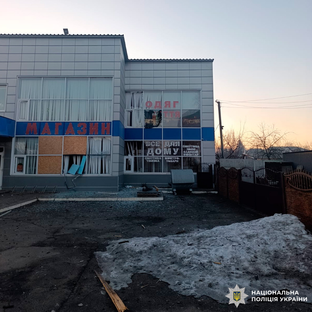 Зруйноване цивільне приміщення з рекламою одягу та взуття.