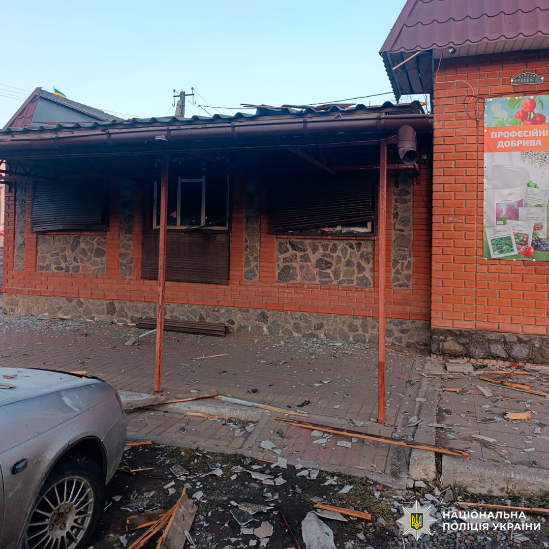 Цегляний фасад із вибитими вікнами - наслідки удару.