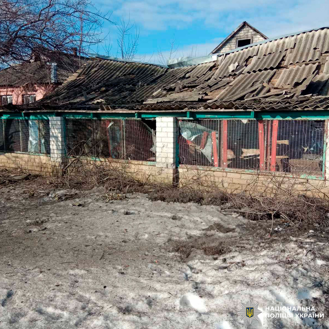 Пошкоджена цегляна будівля з обваленим дахом.