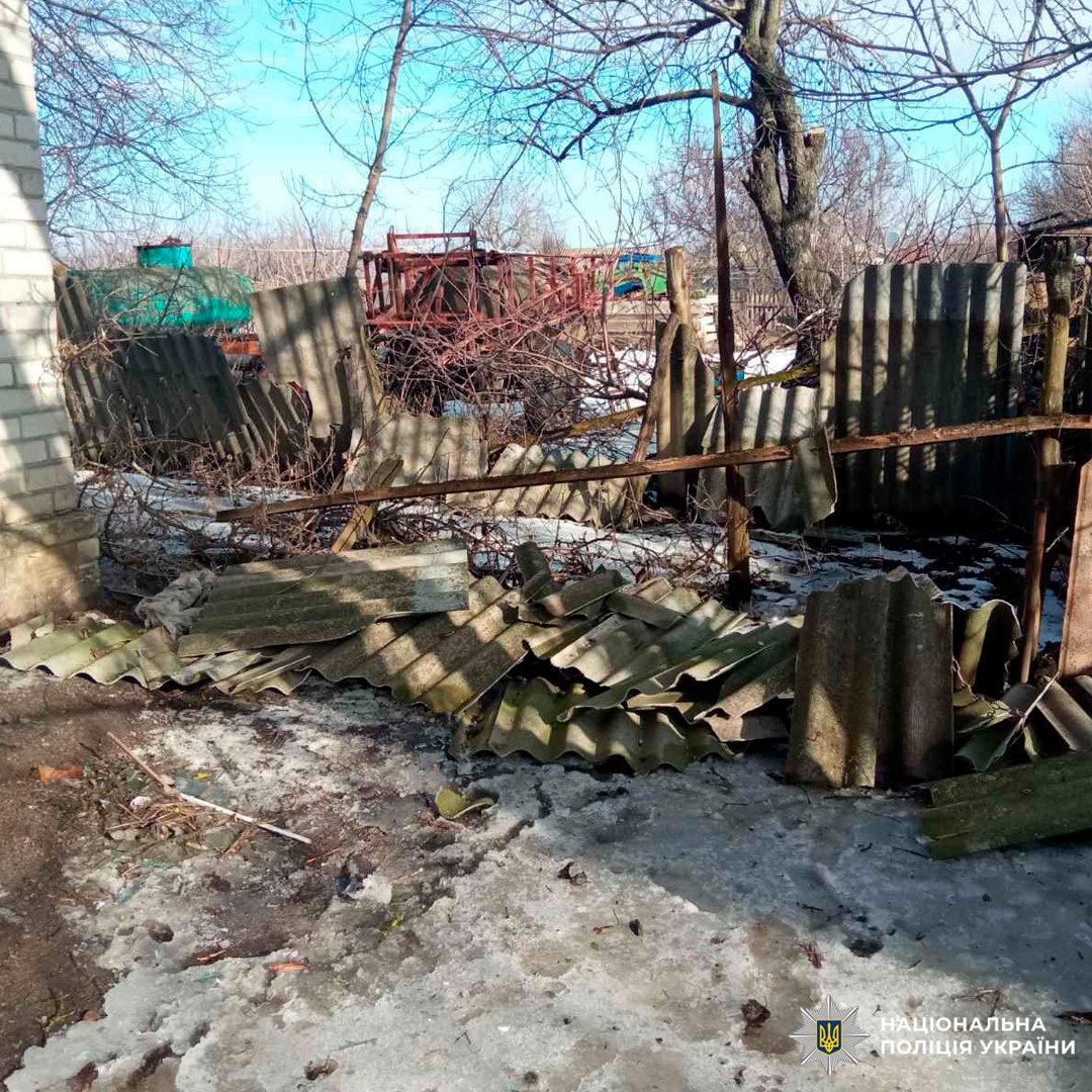 Пошкоджена територія з металевими уламками.