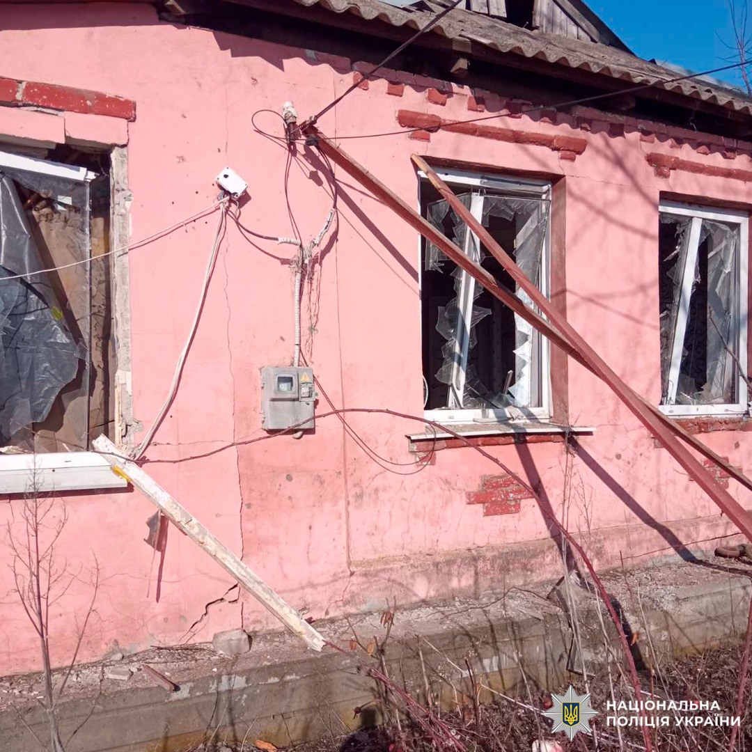 Пошкоджена будівля з вибитими вікнами та тріщинами у стінах.