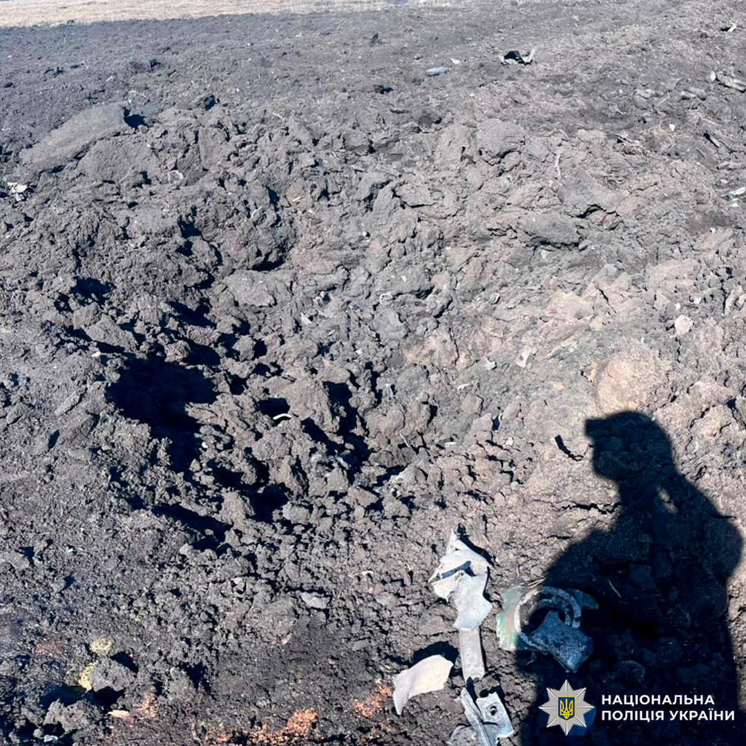 Ділянка землі з темним ґрунтом та уламками, поверхня нерівна й порушена.