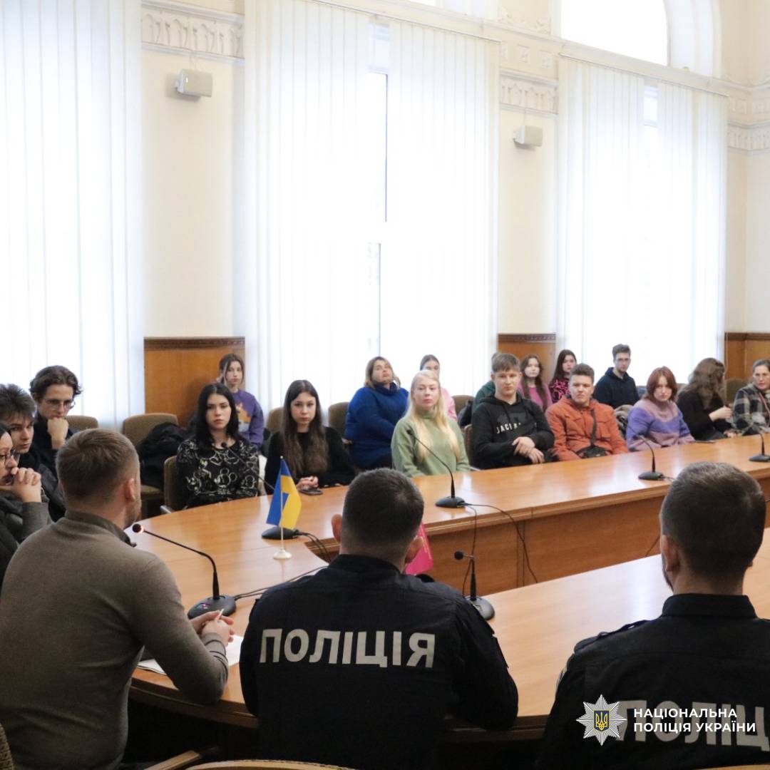 На фото зображено офіційну зустріч або круглий стіл за участю представників Національної поліції України та цивільних осіб