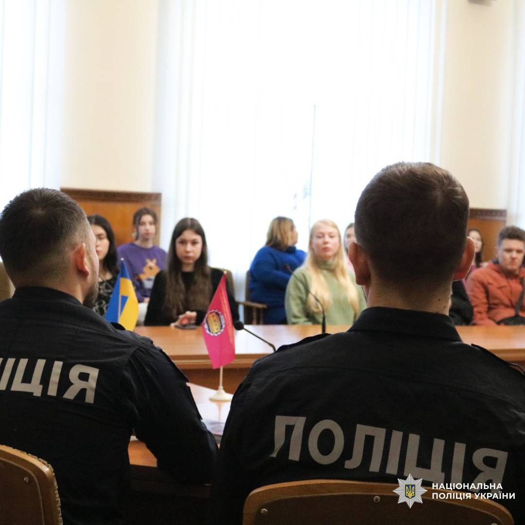 На фото зображено офіційну зустріч або круглий стіл за участю представників Національної поліції України та цивільних осіб