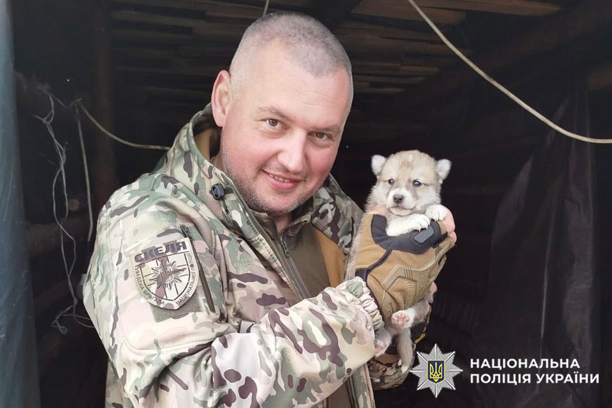 Під час однієї з відпусток Володимир привіз батькам маленьке цуценя, якого назвав Скеля