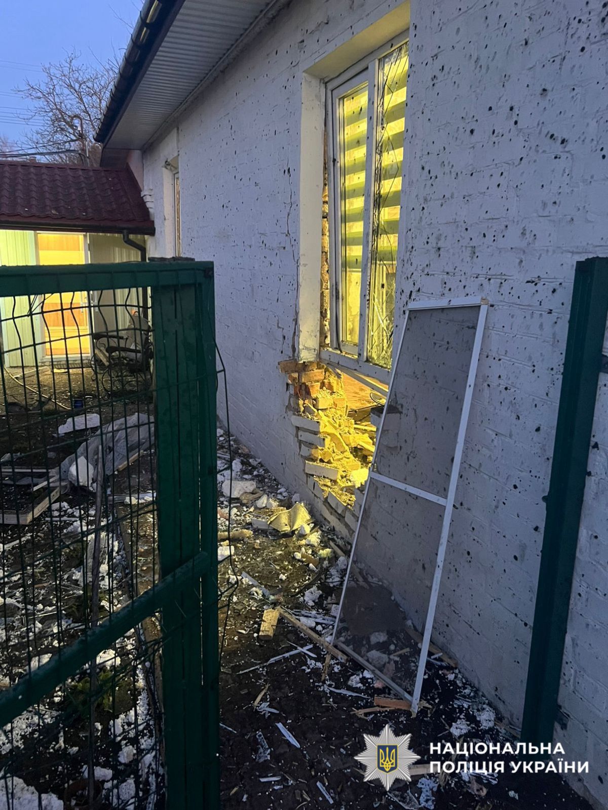 На фото зображений пошкоджений будинок внаслідок атаки рф