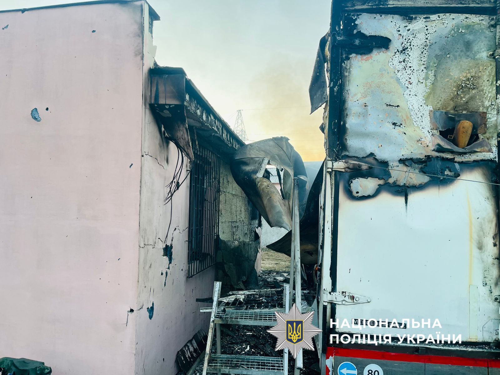 На фото зображено пошкоджений автомобіль