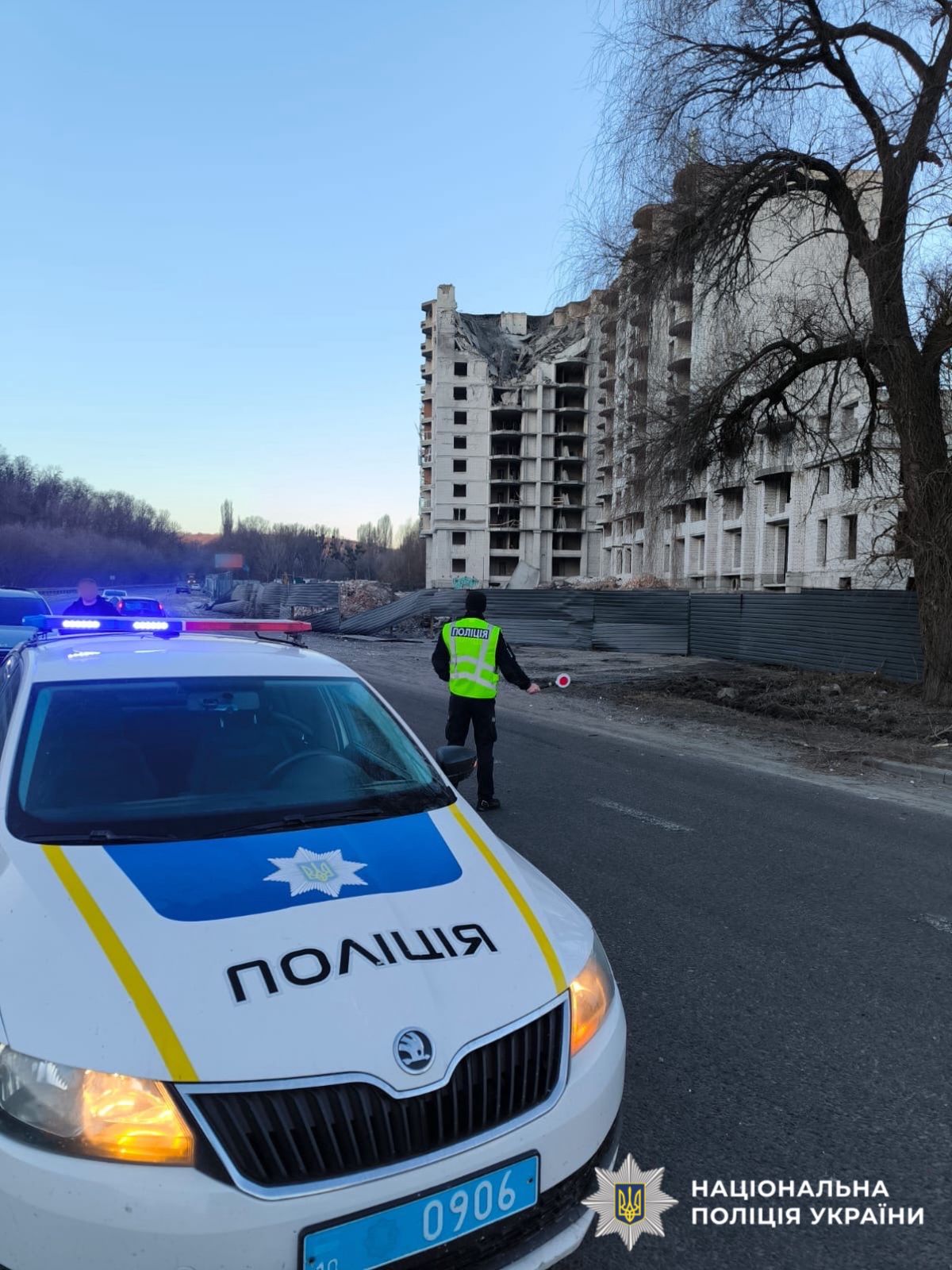 На фото зображена багатоповерхівка, яка постраждала внаслідок атаки