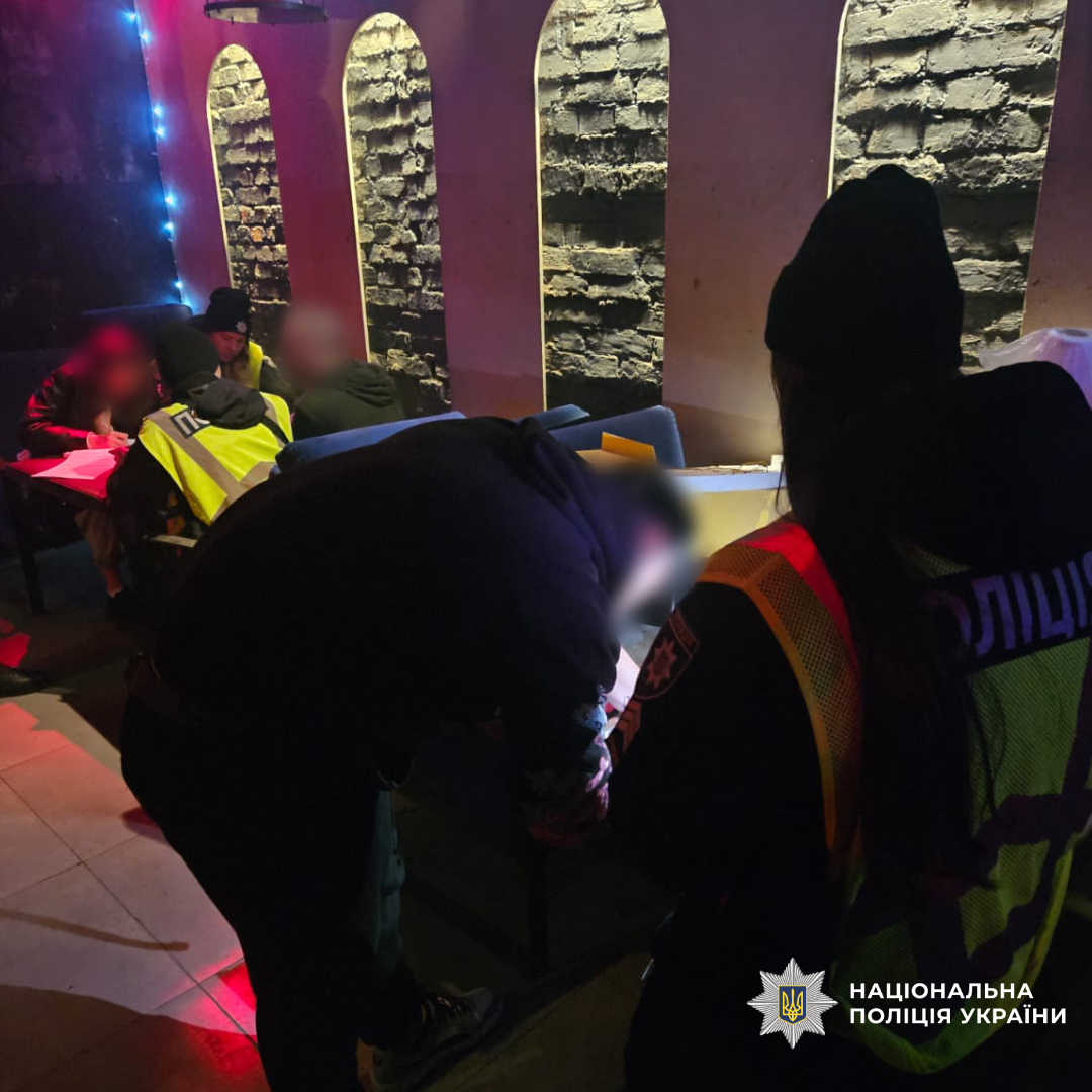 Поліцейські Харкова перевірили розважальний заклад щодо продажу алкоголю неповнолітнім