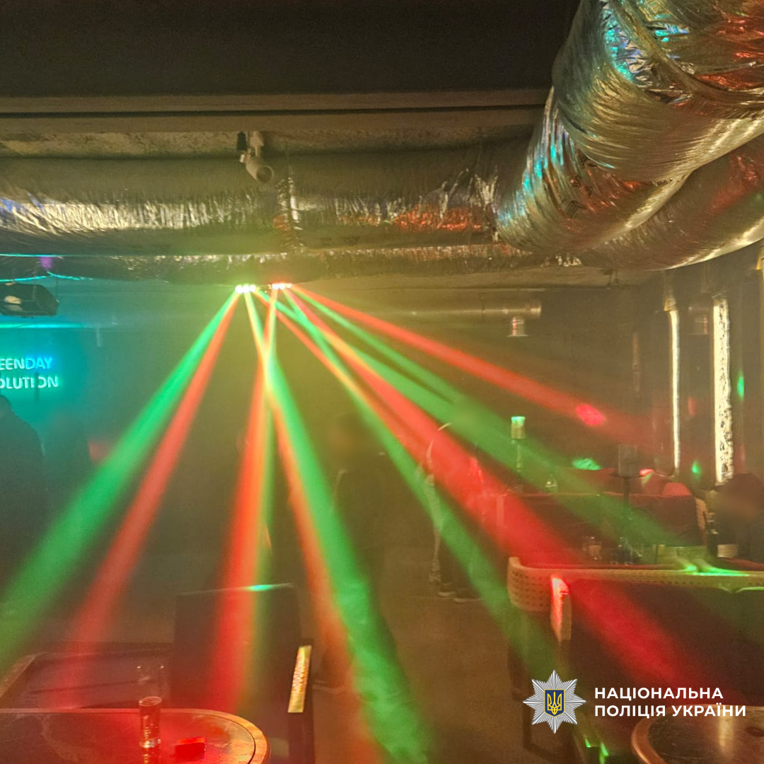 Поліцейські Харкова перевірили розважальний заклад щодо продажу алкоголю неповнолітнім