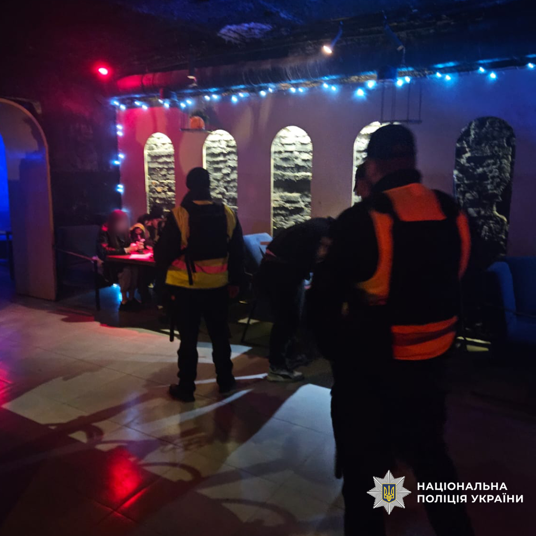 Поліцейські Харкова перевірили розважальний заклад щодо продажу алкоголю неповнолітнім