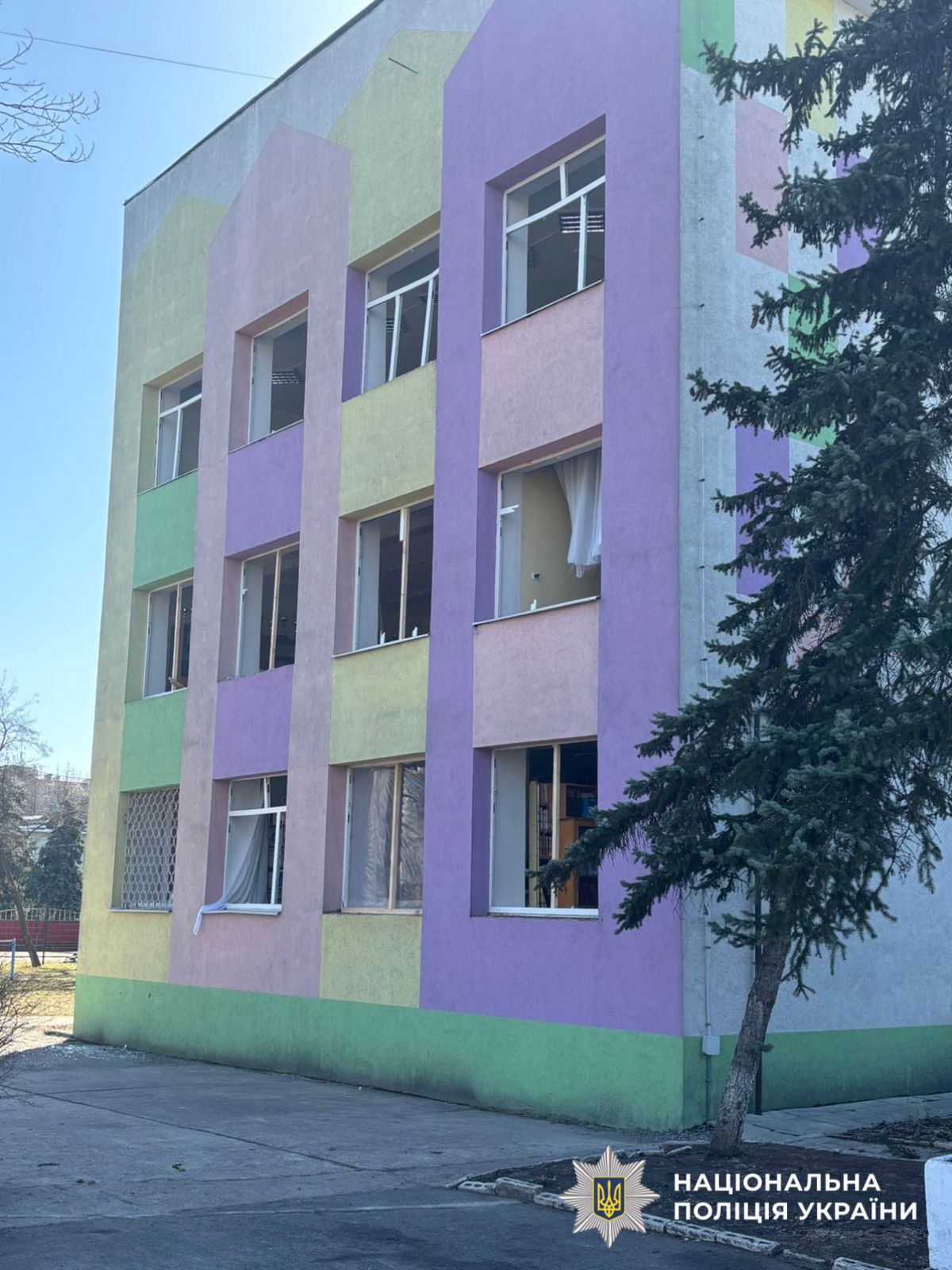 На фотографії зображено наслідки ворожої атаки на Київщину.