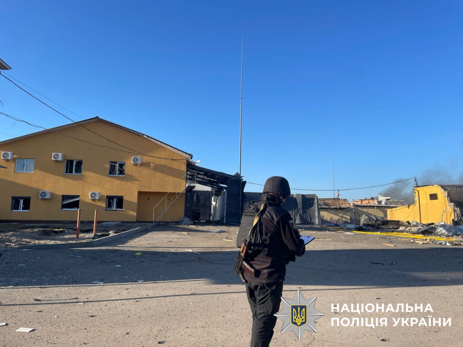 На фотографії зображено наслідки ворожої атаки на Київщину.