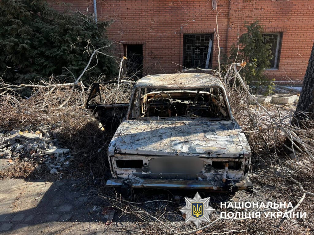 На фотографії зображено наслідки ворожої атаки на Київщину.