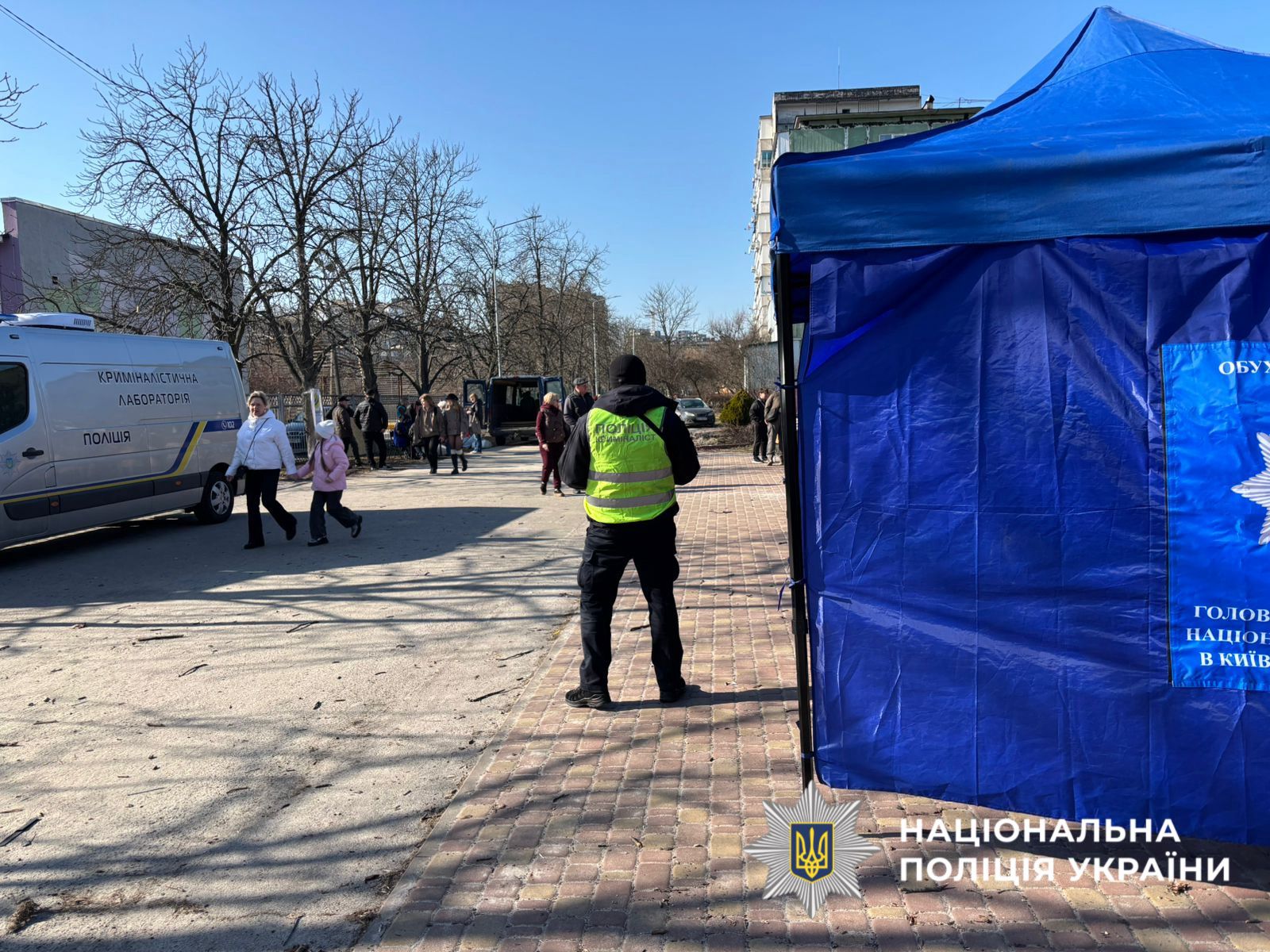 На фотографії зображено наслідки ворожої атаки на Київщину.