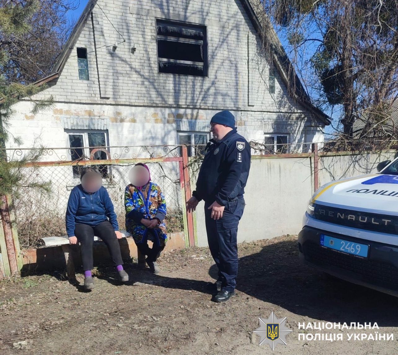На фотографії зображено поліцейських офіцерів громад, які проводять профілактичні заходи з жителями Бориспільщини.