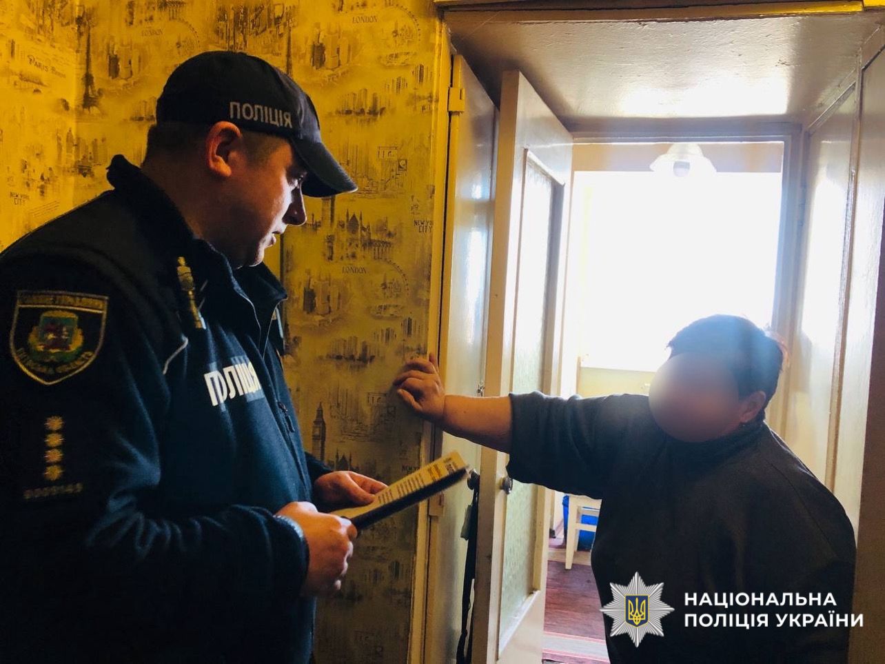 На фотографії зображено поліцейських офіцерів громад, які проводять профілактичні заходи з жителями Бориспільщини.