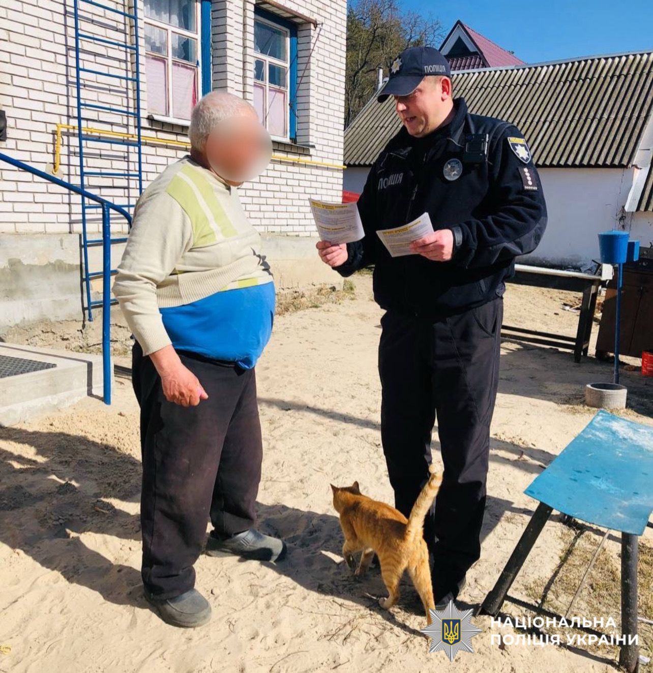 На фотографії зображено поліцейських офіцерів громад, які проводять профілактичні заходи з жителями Бориспільщини.