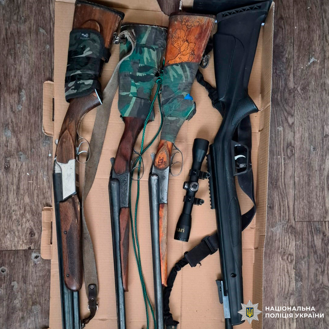 Комплект зброї, вилучений під час поліцейської операції: чотири двоствольні рушниці та сучасна гвинтівка зі встановленим прицілом.