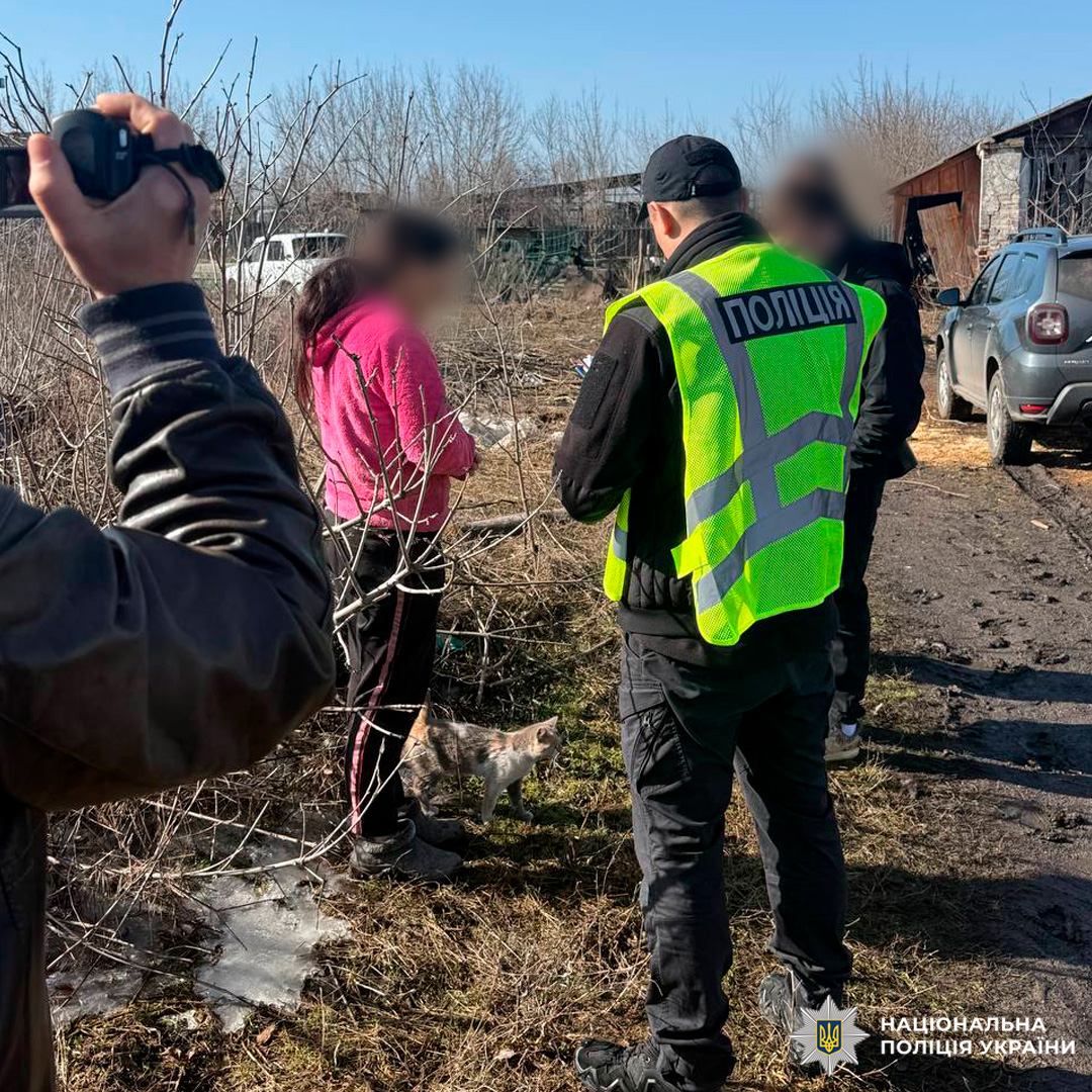 Сцена взаємодії поліції з громадянами у сільській місцевості, зафіксована під час службових заходів.