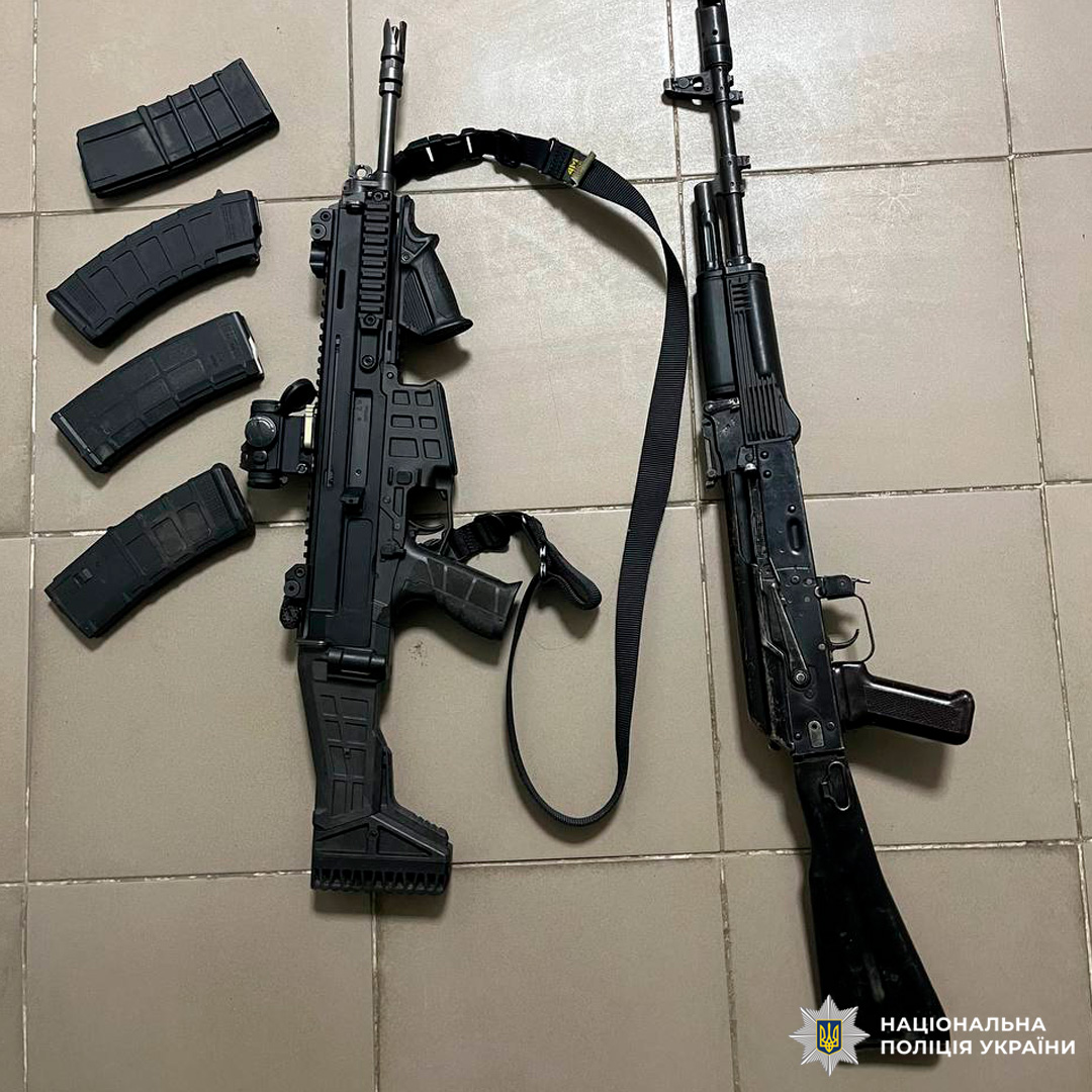 Комплект зброї, вилучений під час поліцейської операції: сучасна тактична гвинтівка з прицілом та автомат Калашникова.