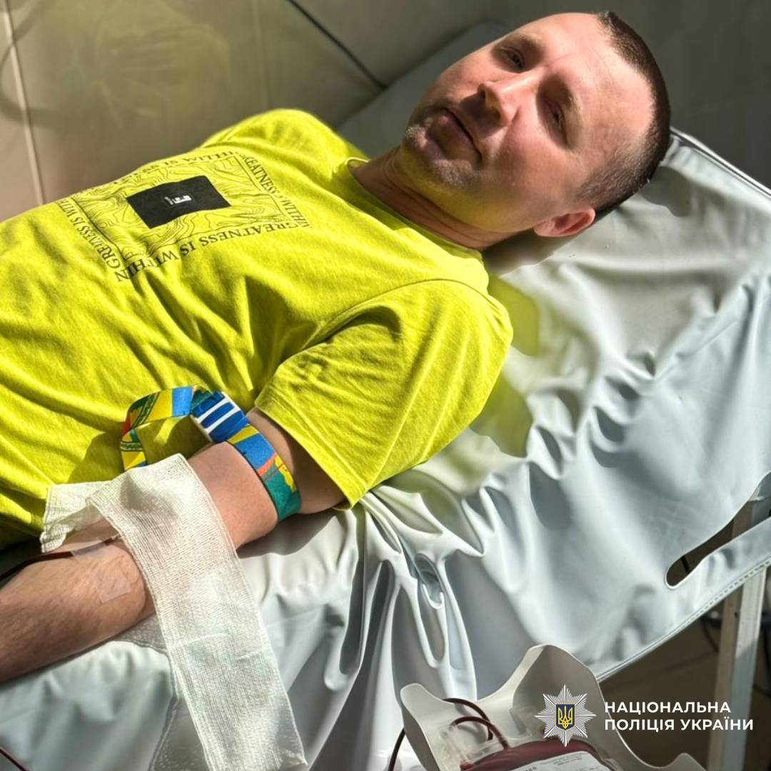 На фото зображено процес донації крові.