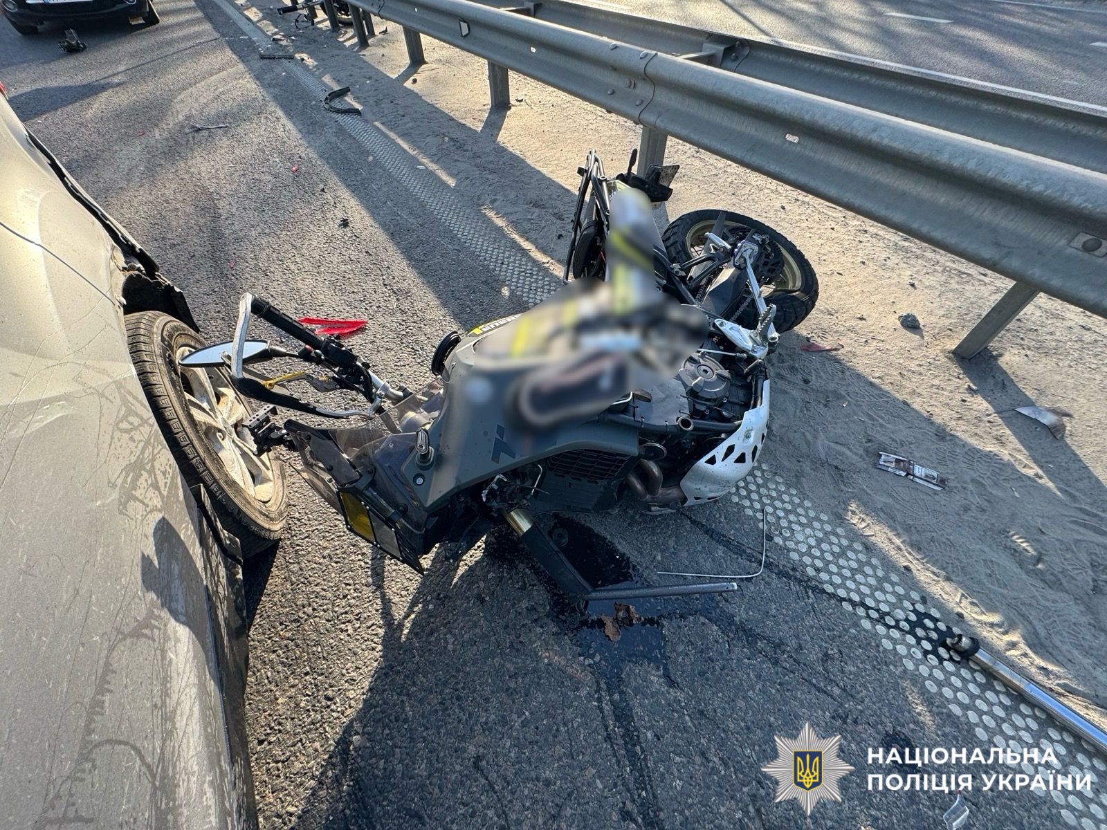 На фотографії зображено місце ДТП, в якій травмувався мотоцикліст.