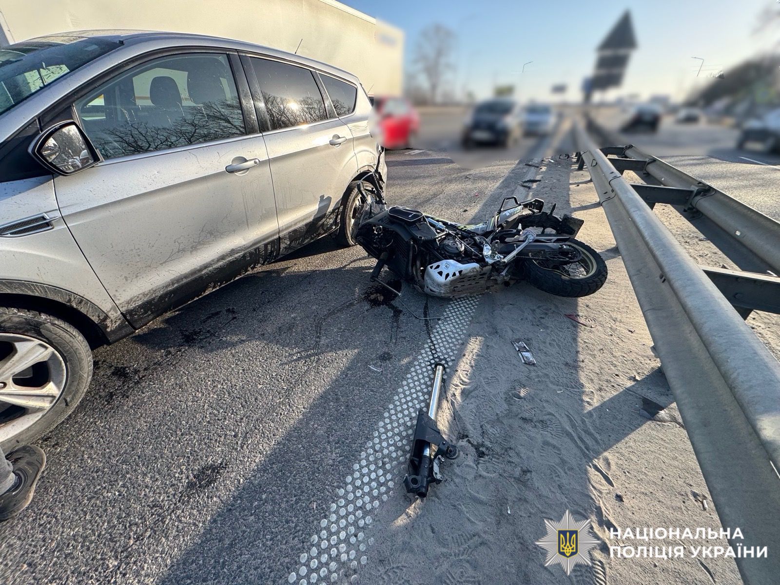 На фотографії зображено місце ДТП, в якій травмувався мотоцикліст.