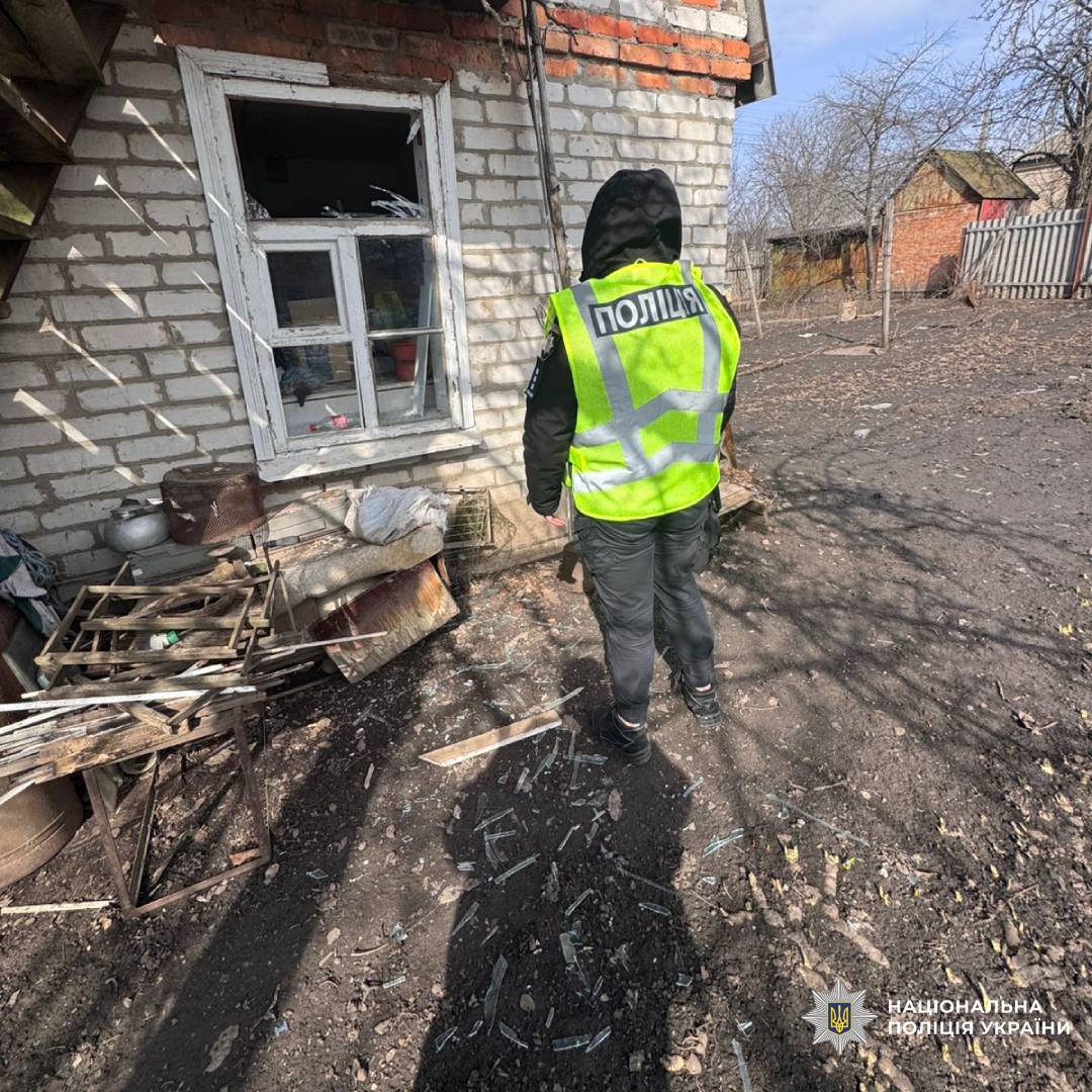 На фото зафіксовано наслідки ворожих обстрілів житлового сектору