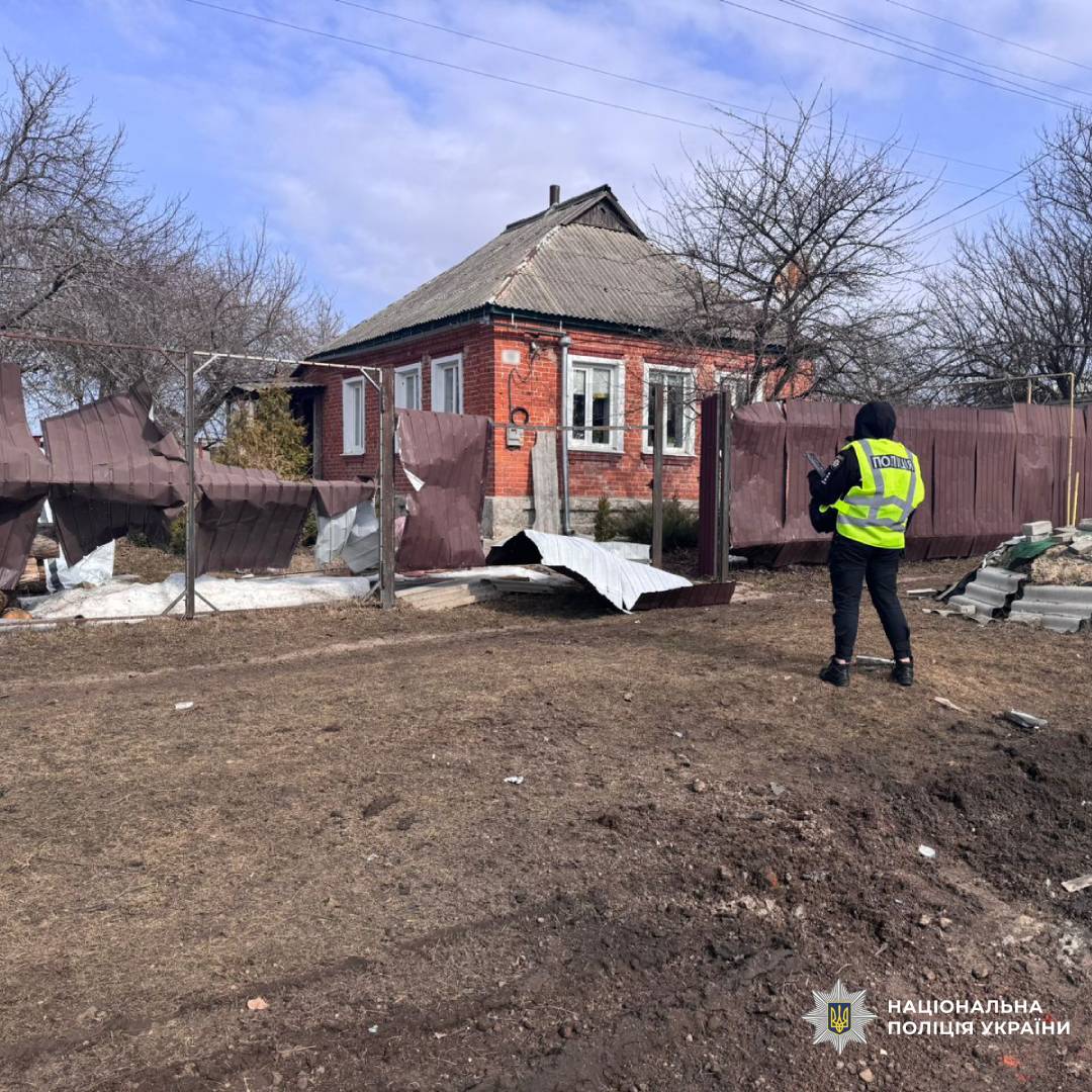 На фото зафіксовано наслідки ворожих обстрілів житлового сектору