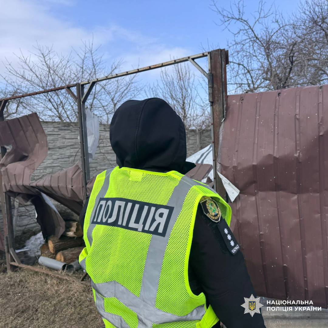 На фото зображено співробітника Національної поліції України під час виконання службових обов'язків